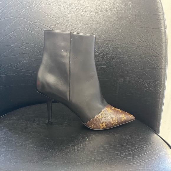 Selling brand new pair of Louis Vuitton heels in a womens sz 37- 1/2 - Picture 5 of 5